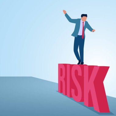 Bir adam büyük bir risk işaretinde yavaşça ve dikkatlice yürür. Risk yönetimi, iş hataları, strateji ve planlama.