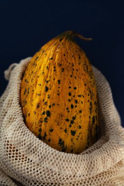 Gri arkaplanda olgun balkabaklarının görüntüsünü kapat