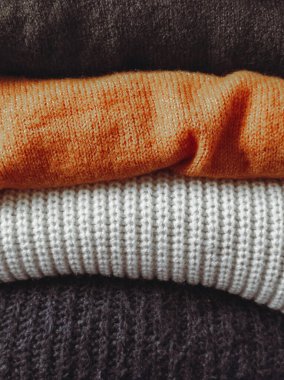 Renkli kazaklar kalın renklerde.