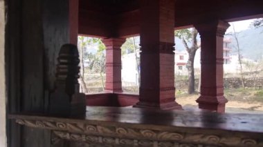 Pencereden Kırmızı Sütunlar - El bilgisayarı