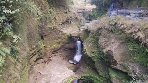 Wasserfälle Die Ineinander Fließen Umgeben Von Flora Kippen Von Oben — Stockvideo