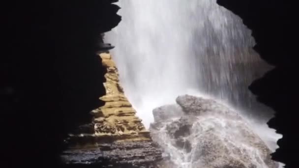 Şelale Iki Kayanın Arasından Geçiyor Statik Bir Şekilde Aşağı Kayıyor — Stok video
