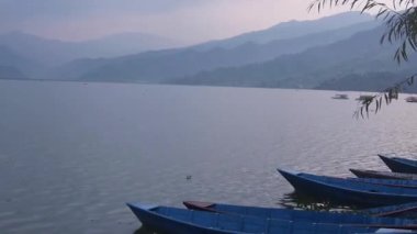 Su Kaynağındaki Tekne Moutains 'in önünden ayrılıyor. Sağdan Sola Görüntü