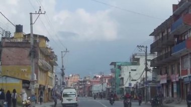 Moutain 'e doğru elektrikli hatların yanındaki Busy Street' te Sürüş - İleri Kaydır