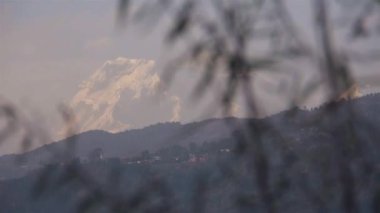 Ağaç Dalları Arkasında Siyah Işık Altında Moutain Manzarası Soldan Sağa Kaydır