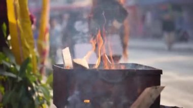 Sokakta Odun Yanan İnsanlar - El bilgisayarı