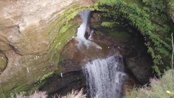 瀑布流进彼此被岩石环抱 下降到高处 — 图库视频影像