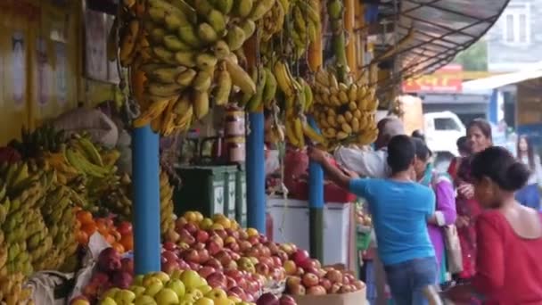 Kobieta Pobliżu Market Shops Biorąc Kubki Następnie Przejść Zajęty Road — Wideo stockowe