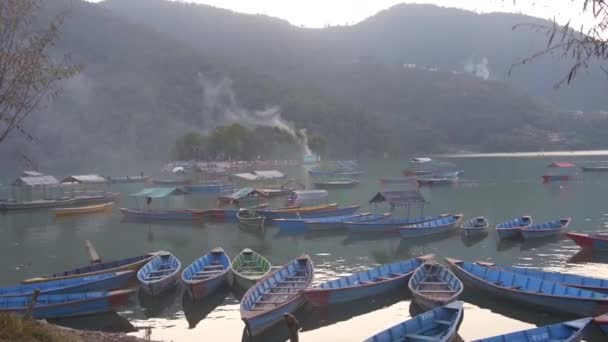 Boote Auf Dem Wasser Quelle Mit Bergen Rücken Statische Verfilmung — Stockvideo