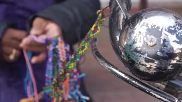 Kleurrijke Handgemaakte Armbanden Buurt Van Oude Vrouw Het Dragen Van — Stockvideo
