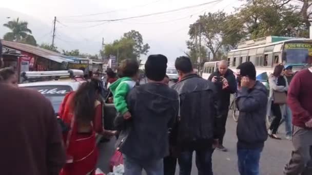 Menschen Versammeln Sich Der Straße Der Nähe Von Bussen Schieben — Stockvideo