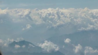 Moutain Tepesindeki Gökyüzündeki Bulutların Uçuş Görüntüsü