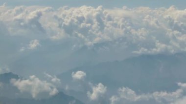 Kara üzerindeki Bulutların Uçuş Görüntüsü Sağdan Sola Kaydır