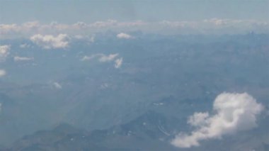 Bulutların ve Kara Görüntülerinin Üzerinden Geçiş Görüntüsü