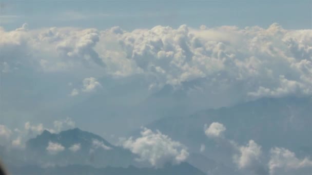 Filmagem Voo Nuvens Céu Através Imagens Topo Moutain — Vídeo de Stock