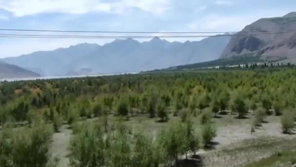 Flora Geçmek Bulutların Altındaki Dağlar Elektrik Hatları Soldan Sağa Kaydırmak — Stok video