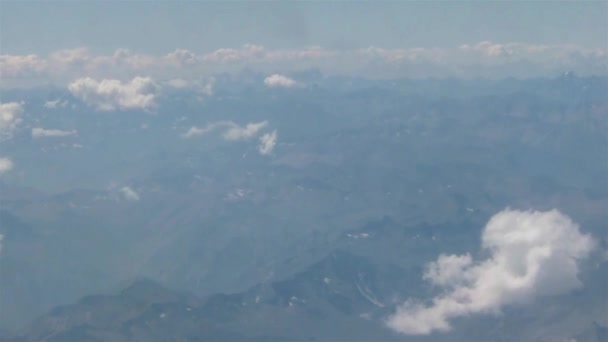 Πλάνα Πτήσης Του Περάσματος Πάνω Από Σύννεφα Και Πλάνα Γης — Αρχείο Βίντεο