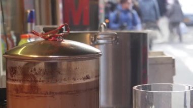 Sokağın yanındaki mutfaktan çıkan buharla sağdan sola doğru kaydır.