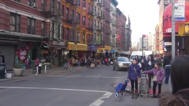 Busy Caddesinde Sola Dönen Araba Sağdan Sola Görüntü — Stok video