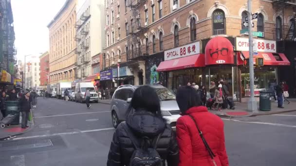 Crowded Intersection People Walking Buildings Right Left Footage — Stock Video