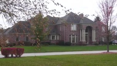 Kırmızı Tuğla Evi Etrafı Sonbahar Flora ile çevrili - Statik