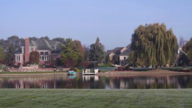 Ağaçların Yansıması ve Su Kaynağındaki Ev - Statik Görüntü