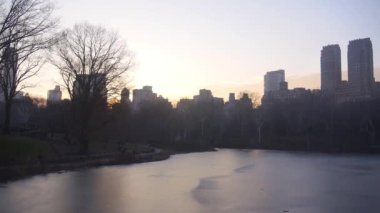 Su Kaynağı ve Şehir Günbatımında Skyline - Statik Görüntü