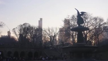 Central Park Parkı Pınarındaki Melek Heykeli Etrafı İnsanlarla çevrili - Statik Görüntüler