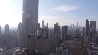 Güneş ışını şehrin yukarısındaki binaların üzerinde parlıyor. Soldan Sağa Görüntü