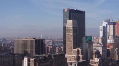 Yukarıdan güzel bir şehir silueti. Soldan Sağa Görüntü