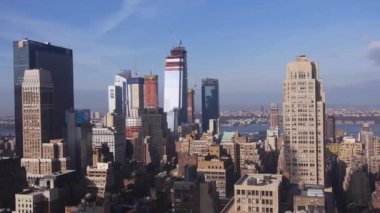 Yukarıdan güzel bir şehir silueti. Sağdan Sola Görüntü