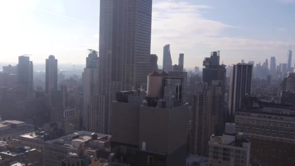 New York Şehrinin Silueti Üzerinde Güneş Parlıyor Soldan Sağa Görüntü — Stok video