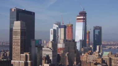 Şehir merkezindeki yapılar statik görüntülerin üzerinde.