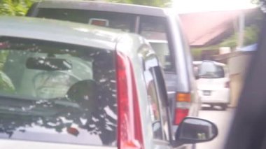 Otoparktaki insanlar arabalarla çevrili. Soldan Sağa Kaydır