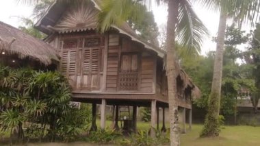 Etrafı Flora ile çevrili ahşap bir bungalov süiti. Sağdan Sola Görüntü