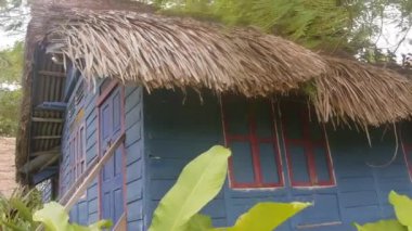 Etrafı Flora Yapraklar Arkasında Mavi Saray ile çevrili. Sağdan Sola Görüntü