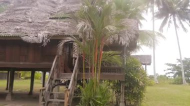 Flora 'nın sardığı bungalovlar. Sağdan Sola Görüntü