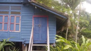 Mavi Saray Flora ile çevrili. Sağdan Sola Görüntü