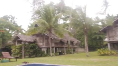 Etrafı yüzme havuzu, bungalovlar ve Flora ile çevrili. Sağdan Sola Görüntü