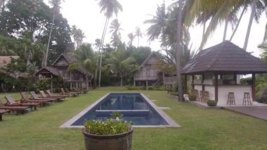 Bungalovlar ve Flora Çevresindeki Yüzme Havuzu. Sağdan Sola Görüntü