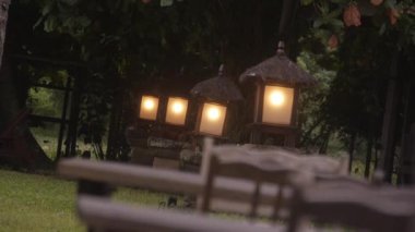 Sandalye ve Masaların Arkasına Fenerler Hizalandı - Statik Görüntüler