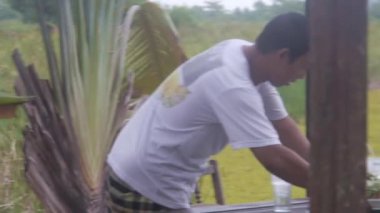 Masanın yanındaki adam ve kadın, sandalyeler ve Flora Bungalow 'da. Sağdan Sola Görüntü