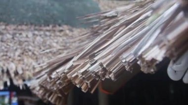 Lokantanın üstündeki saman çatı - Sağdan sola kaydır ve aşağı doğru eğ