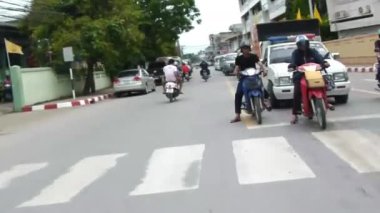 Kasabada Sağa Dönen Arabalar - İleri Kaydır