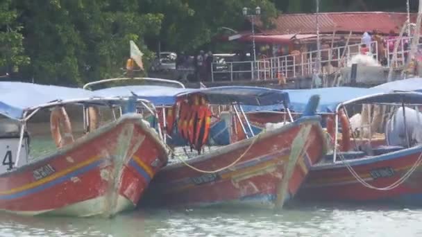 Лодки Выровнены Источнику Воды Возле Флоры Слева Направо — стоковое видео