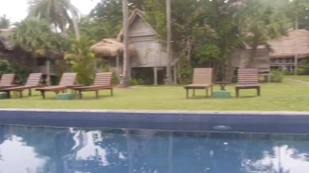 Etrafı Sandalyelerle Bungalovlarla Flora Yla Çevrili Yüzme Havuzu Soldan Sağa — Stok video