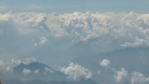 Αεροπλάνο Που Περνά Πάνω Από Σύννεφα Και Ορεινό Τοπίο Slide — Αρχείο Βίντεο