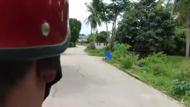 Motorkerékpár Vezető Kis Sikátorban Vidéki Területen Körülvett Flora Házak Diavetítés — Stock videók
