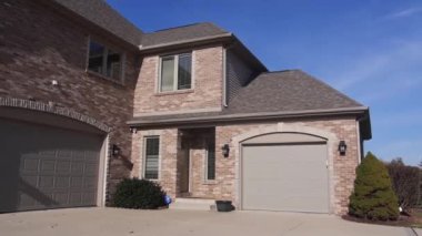 Garaj Kapılı Ev. Görüntü Hakkı