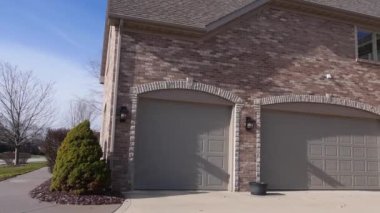 Komşu evi, garaj kapısı üstte. Soldan Sağa Görüntü